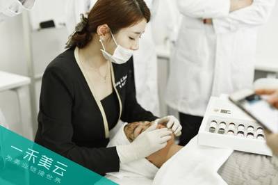 從美容院?jiǎn)T工到醫(yī)美顧問(wèn) 職業(yè)發(fā)展與收入揭秘